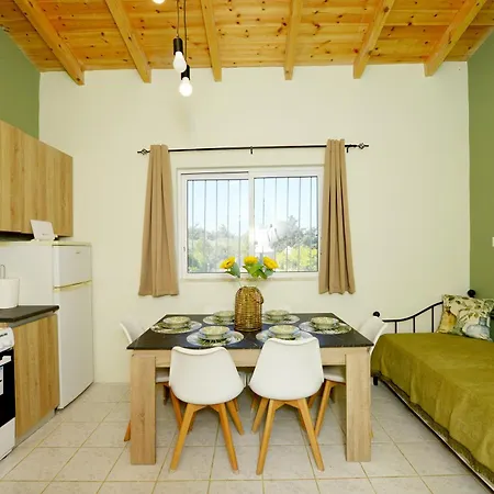 Jimmy's Pool House Кремасти