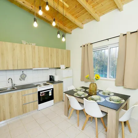 Jimmy's Pool House Кремасти